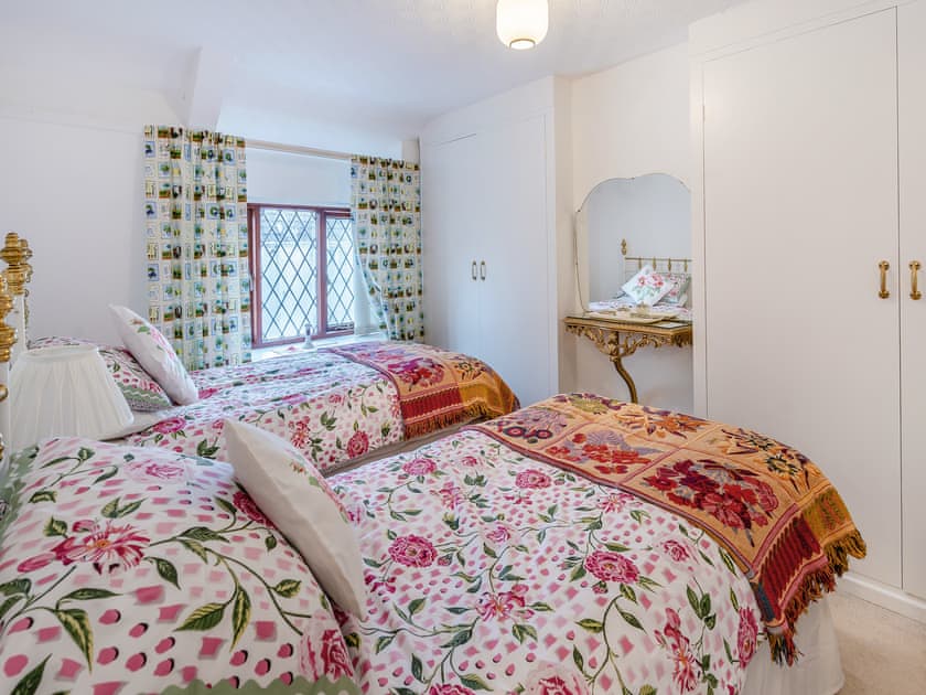 Twin bedroom | Pant Glas Cottage, Pontardawe