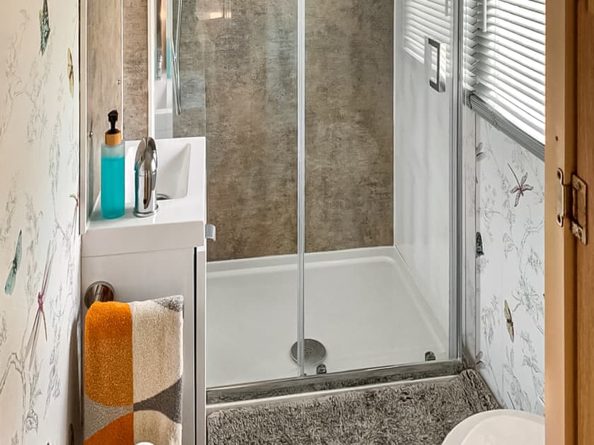 Shower room | Goldfinch - Greenacres Farm, Colchester