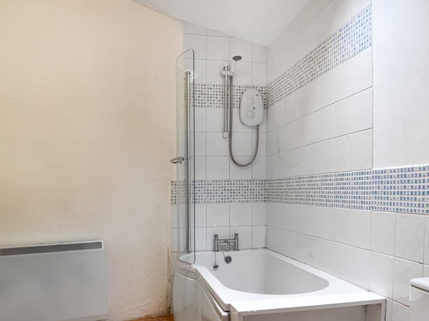 Bathroom | The Bears Cave, Lower Town