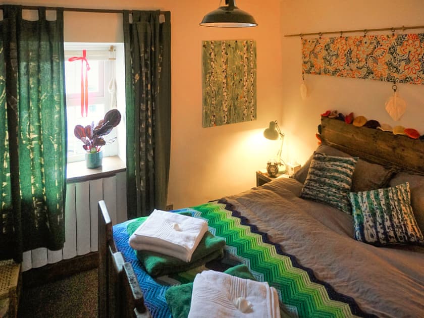 The Hiddle (Double bedroom)  | enRoot Cottage, Ingleton