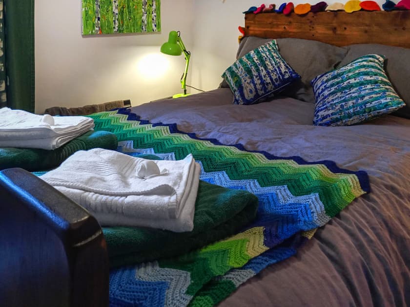 The Hiddle (Double bedroom)  | enRoot Cottage, Ingleton