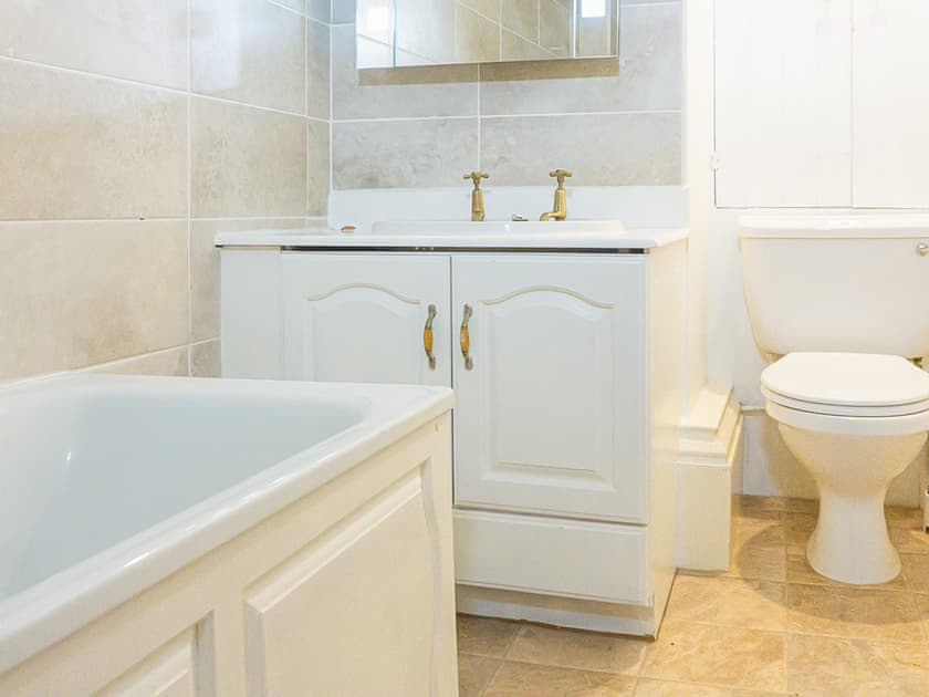 Bathroom | Tibberton Court - Tibberton Court Apartment - Tiberton Court, Tiberton