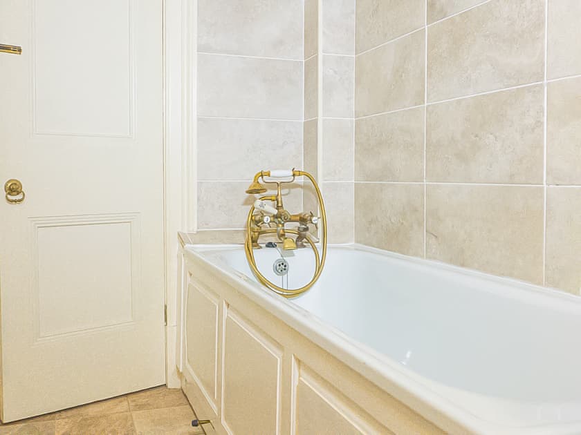 Bathroom | Tibberton Court - Tibberton Court Apartment - Tiberton Court, Tiberton