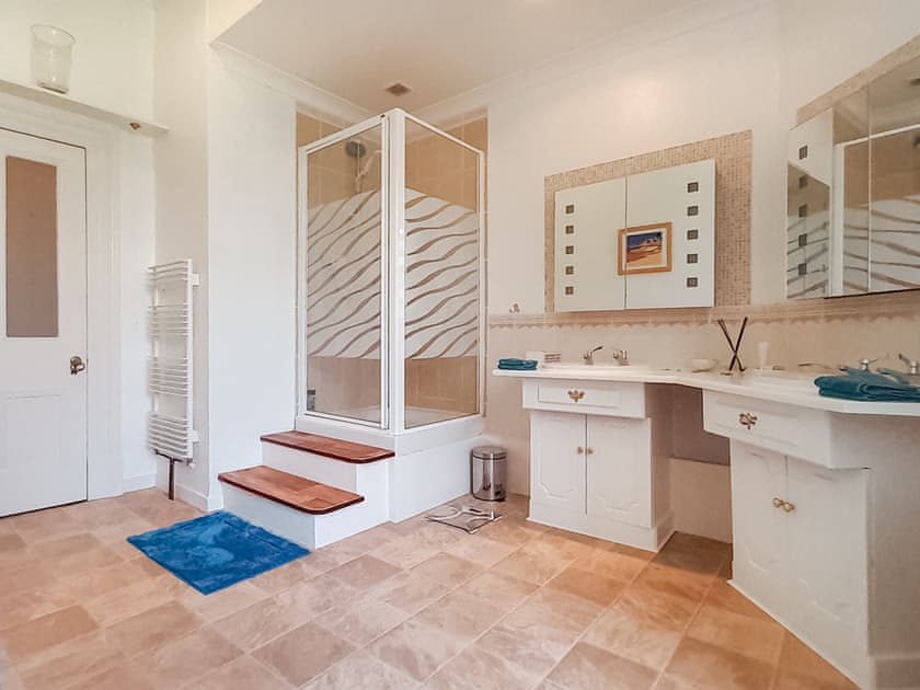 Bathroom | Tibberton Court - Tibberton Court Apartment - Tiberton Court, Tiberton