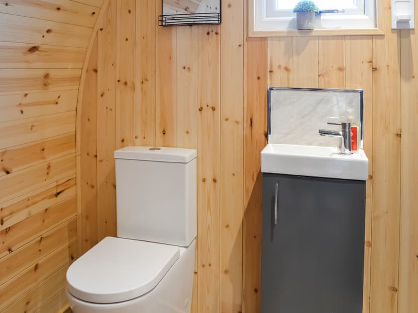 Bathroom | Beech - Graffitoe Farm Holidays, Hunmanby