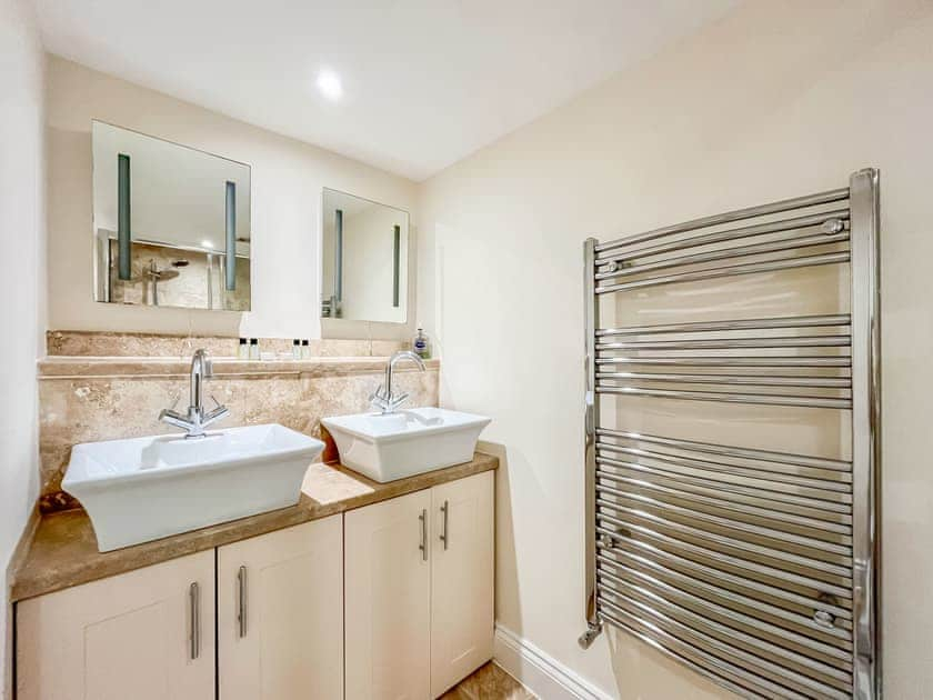 Bathroom | Tibbiwell Lodge, Painswick