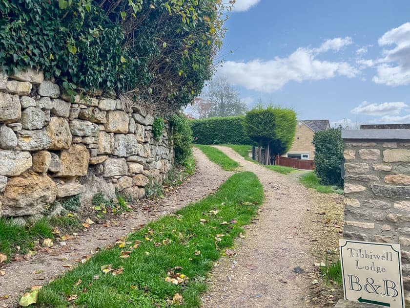 Driveway | Tibbiwell Lodge, Painswick