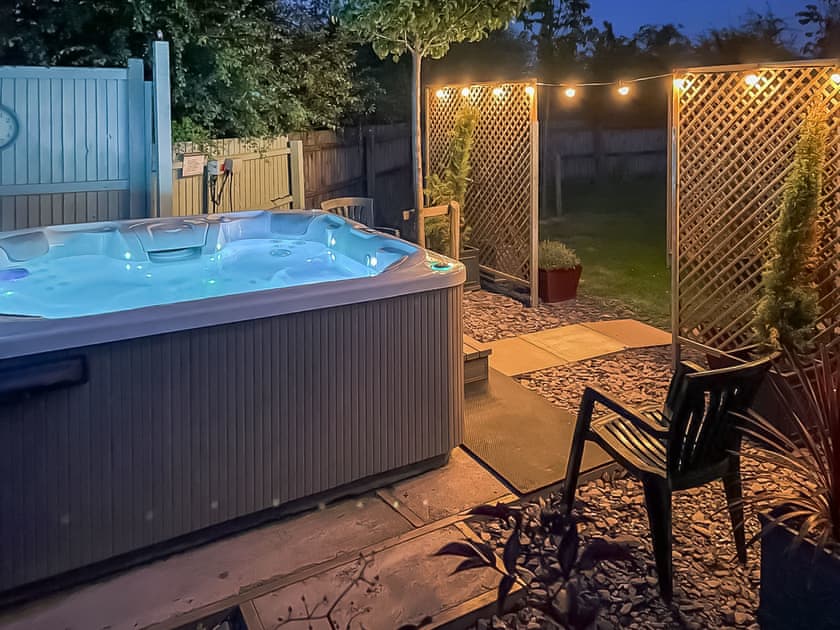 Hot tub | Goldfinch - Greenacres Farm, Colchester