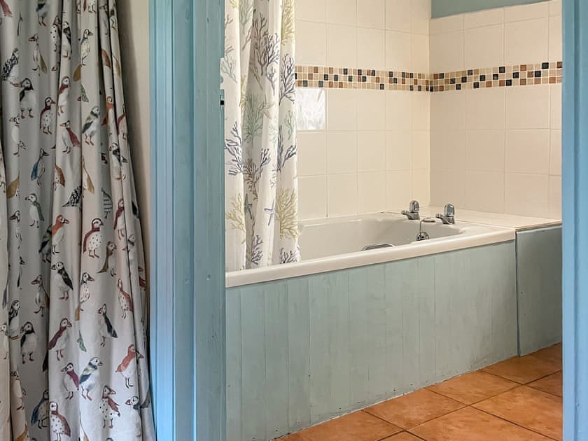 Bathroom | Swallows Cottage - Delfryn Cottages, Solva