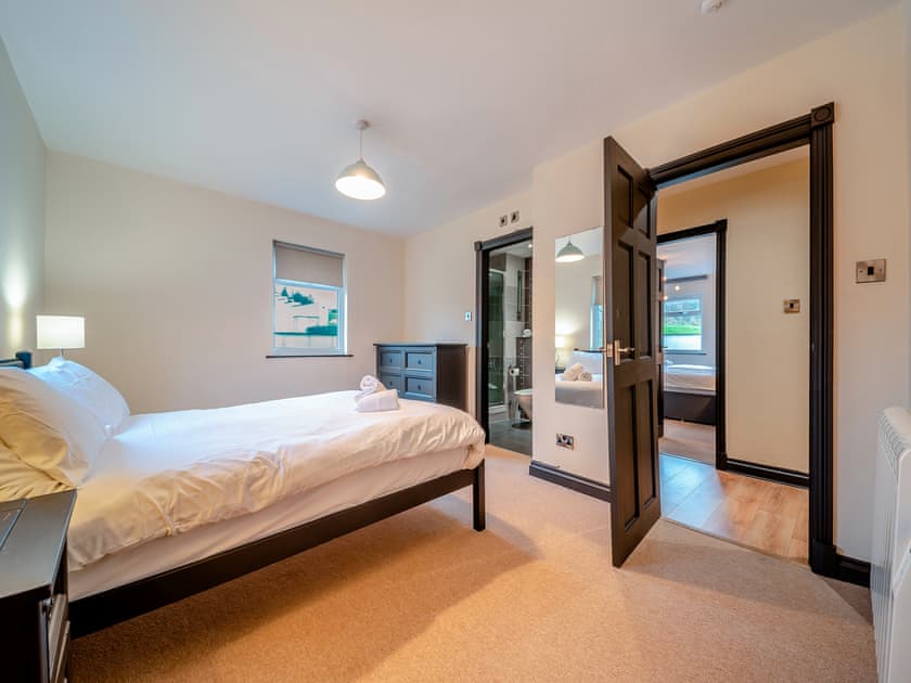 Attractive bedroom with zip and link king-size bed with en-suite | 8 Military Drive - Military Drive, Portpatrick, near Stranraer