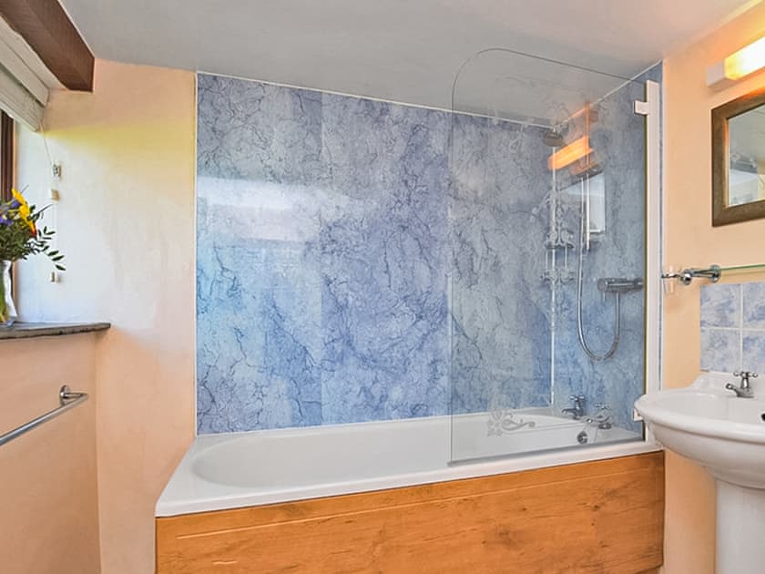 Bathroom | Miller’s Cottage - Fentrigan Manor Farm Holiday Cottages, Warbstow