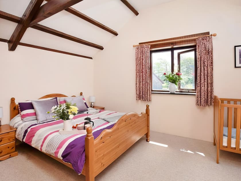 King size bedroom  | Grandma’s Cottage - Fentrigan Manor Farm Holiday Cottages, Warbstow