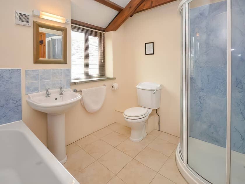 Bathroom | Grandma’s Cottage - Fentrigan Manor Farm Holiday Cottages, Warbstow