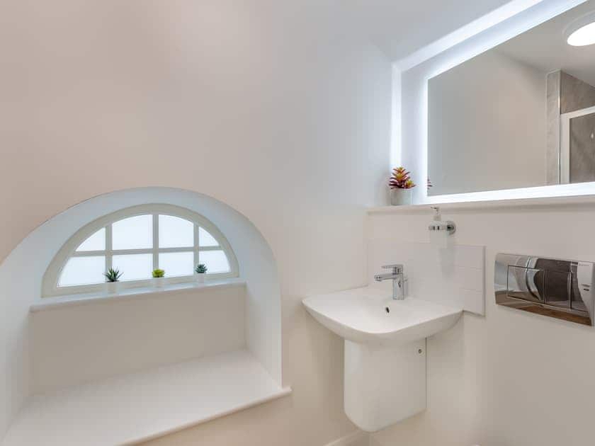 Bathroom | Helvellyn - Lonsdale House Apartments, Ulverston