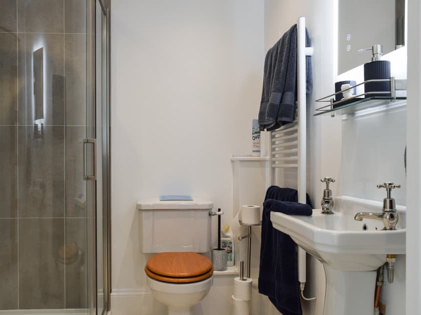 Bathroom | The Courtyard, Falcutt