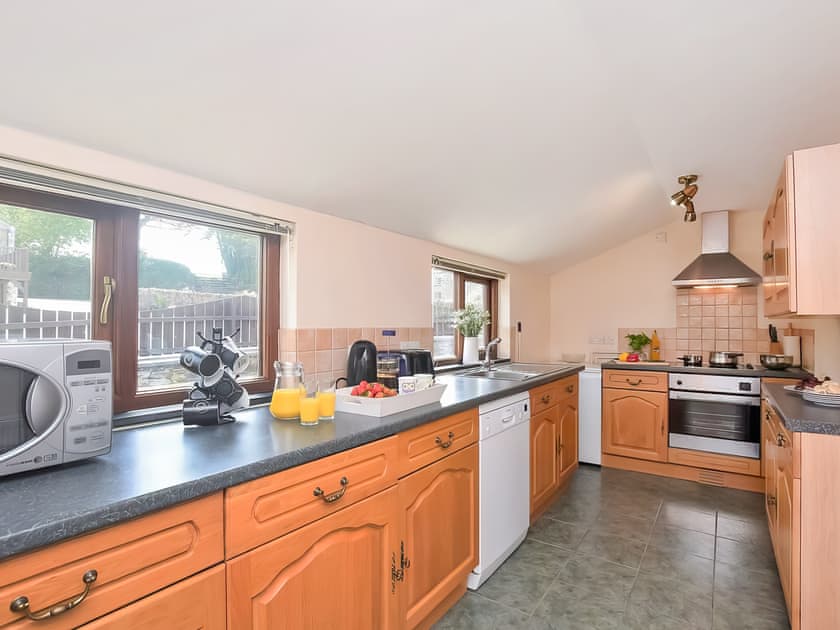 Kitchen | Bill and Ben’s Cottage - Fentrigan Manor Farm Holiday Cottages, Warbstow