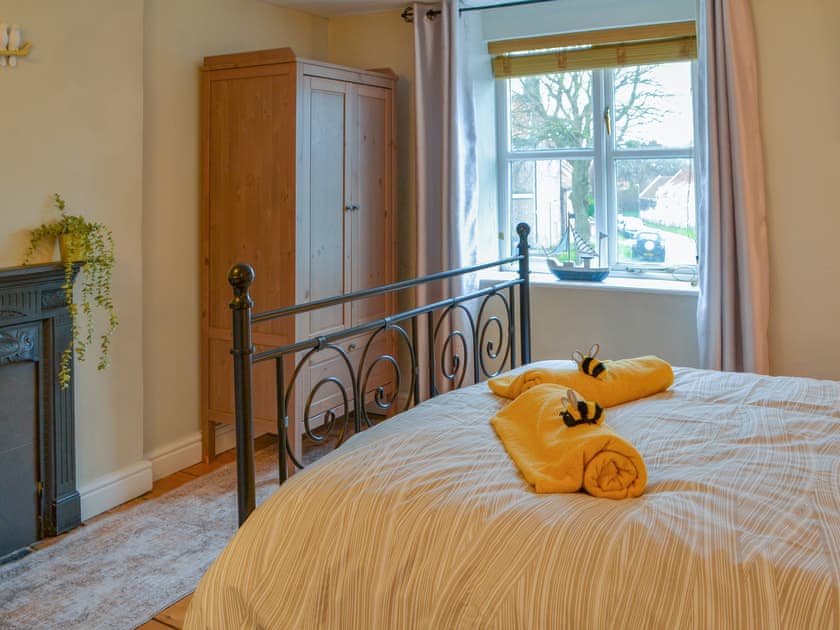 Double bedroom | Seashell Cottage - Longsmith Cottages, Flamborough