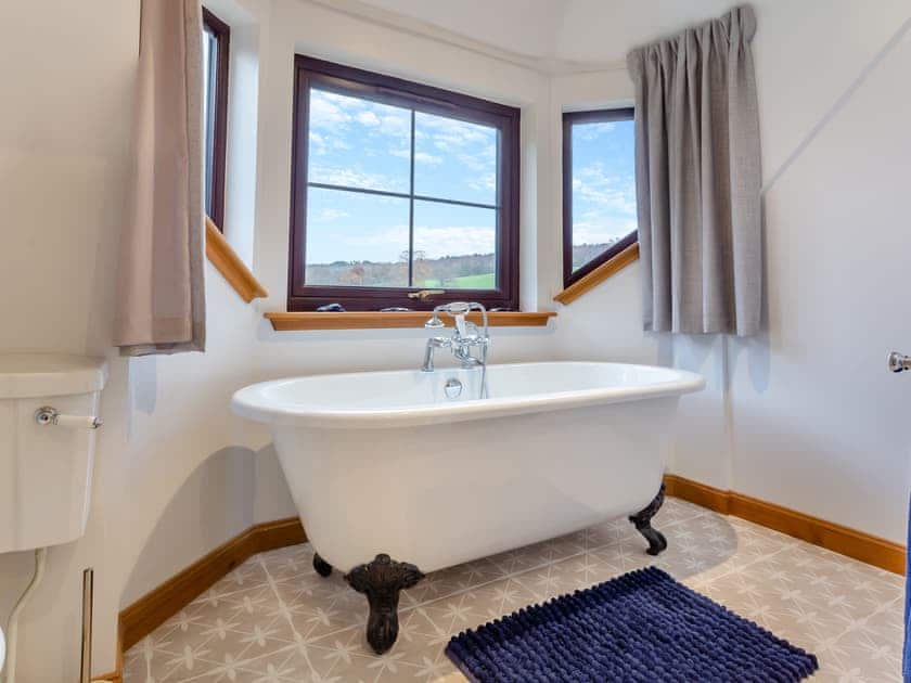 Bathroom | Bunchrew Farm Cottage, Inverness