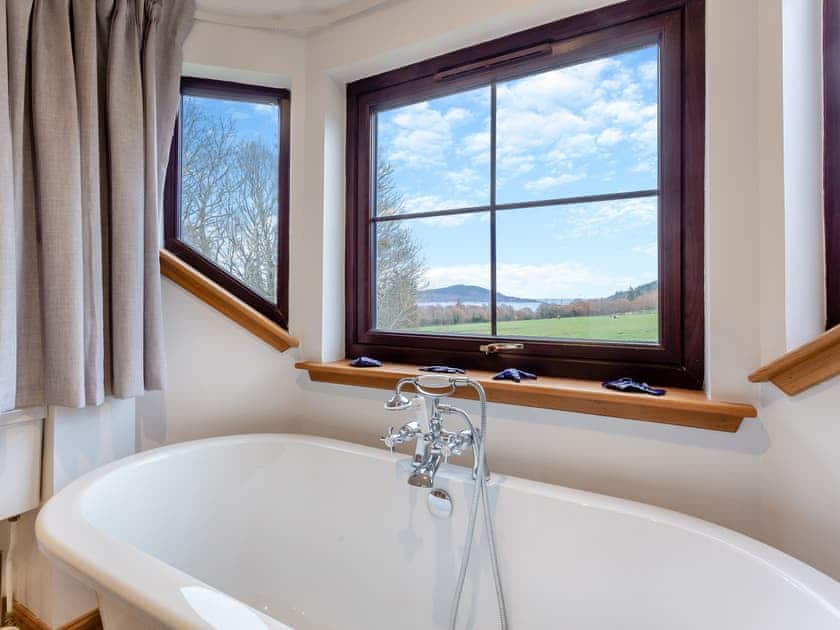 Bathroom | Bunchrew Farm Cottage, Inverness