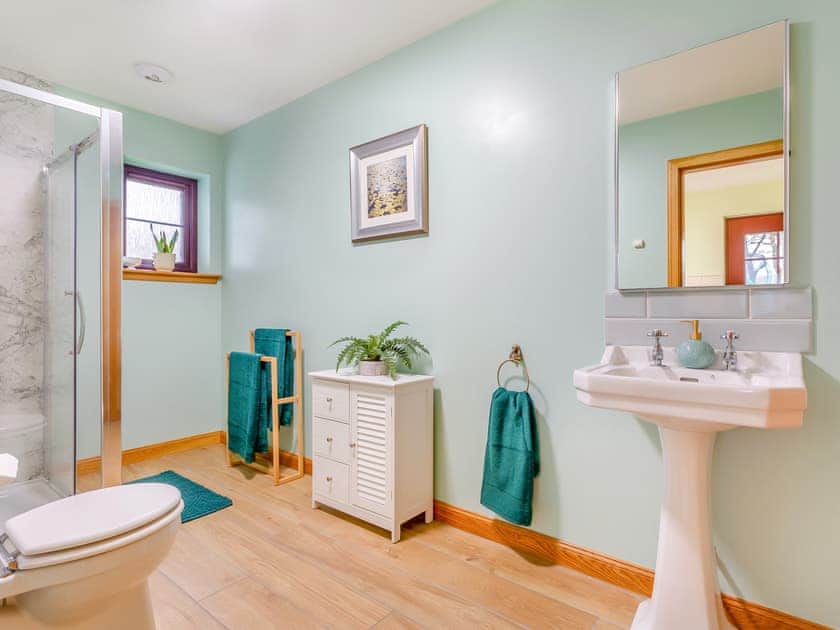 Bathroom | Bunchrew Farm Cottage, Inverness