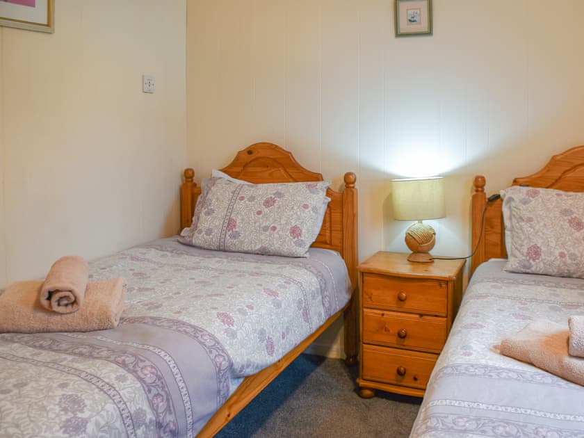 Twin bedroom | Pinewood, Brundall