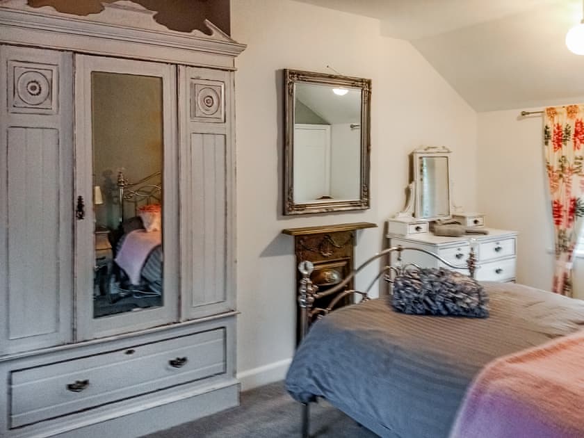 Double bedroom | Ivy Rose Cottage, Ipswich
