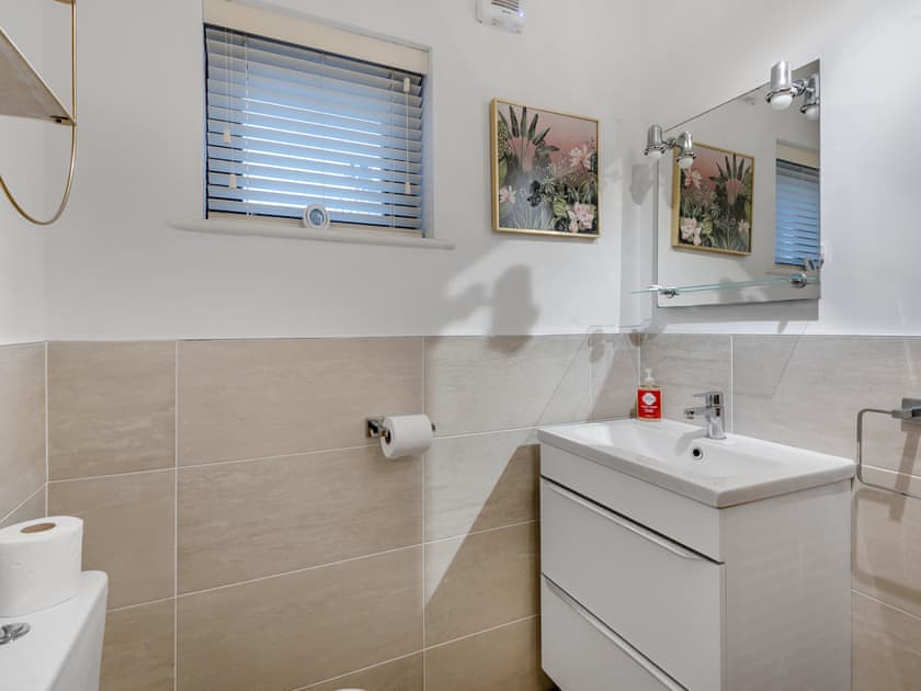 Bathroom | Chaucer Lodge Apt 1, Keswick