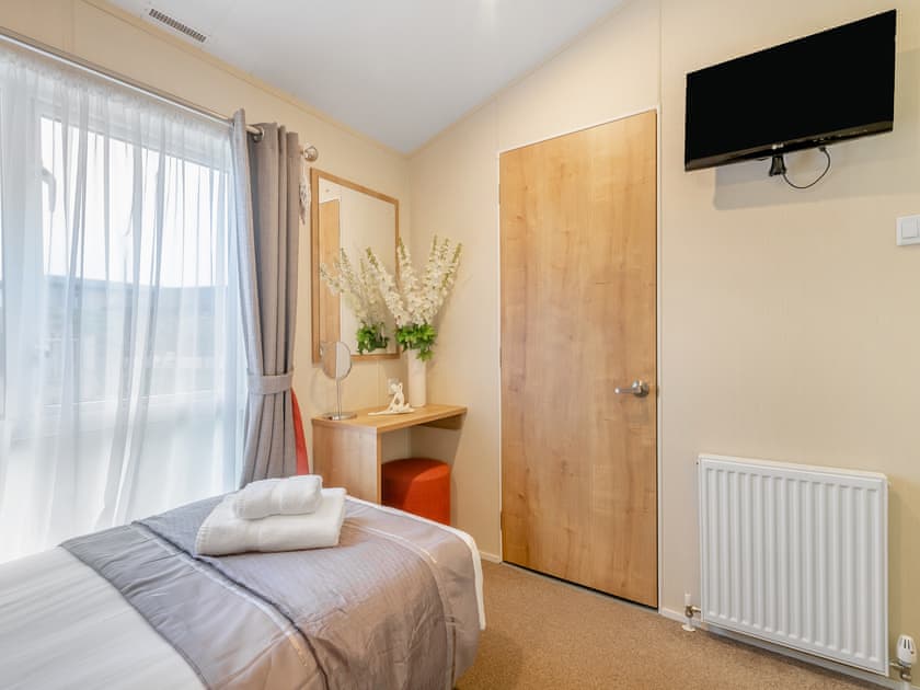 Twin bedroom | Seagull Lodge - Russell Lodges at The Pines, Runswick Bay