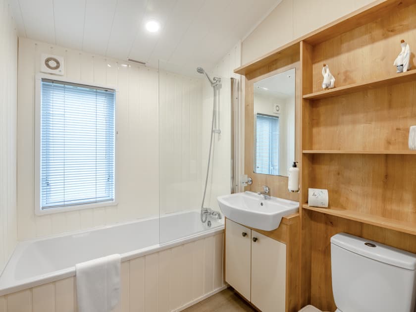 Bathroom | Seagull Lodge - Russell Lodges at The Pines, Runswick Bay