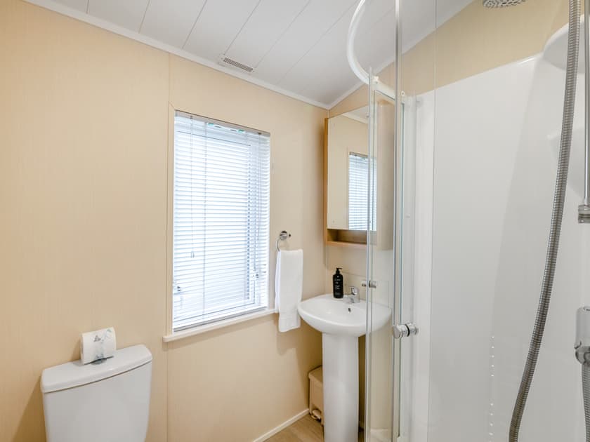 Bathroom | Seagull Lodge - Russell Lodges at The Pines, Runswick Bay