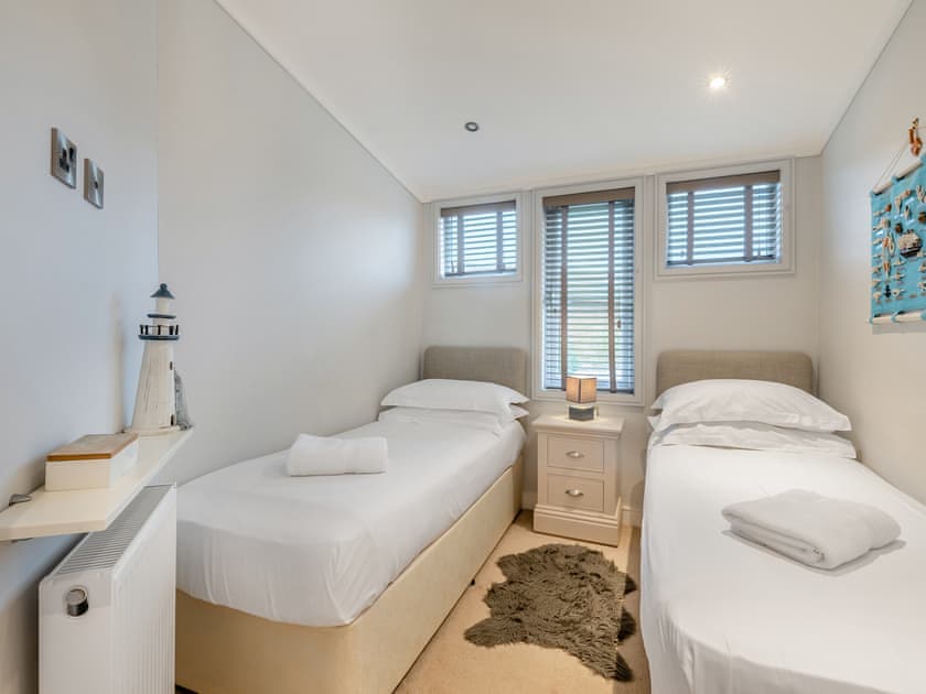 Twin bedroom | Lobster Lodge - Russell Lodges at The Pines, Runswick Bay