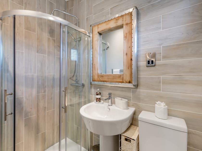 Bathroom | Lobster Lodge - Russell Lodges at The Pines, Runswick Bay
