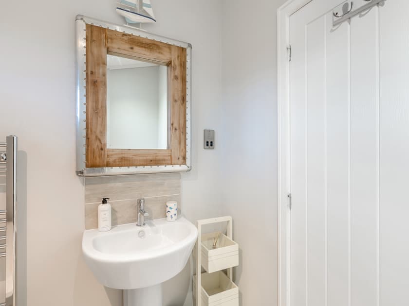 Bathroom | Lobster Lodge - Russell Lodges at The Pines, Runswick Bay