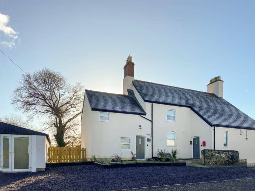 Cottage on the right hand side  | Ddwylig Isaf Farmhouse - Dwylig Isa, Rhyl and Prestatyn