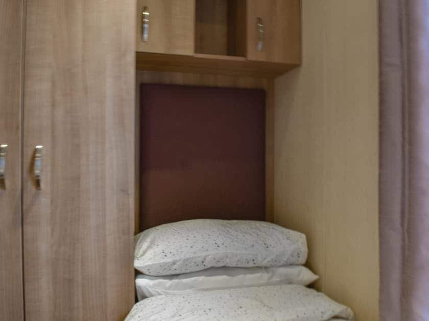 Twin bedroom | Sunningdale, Westward Ho