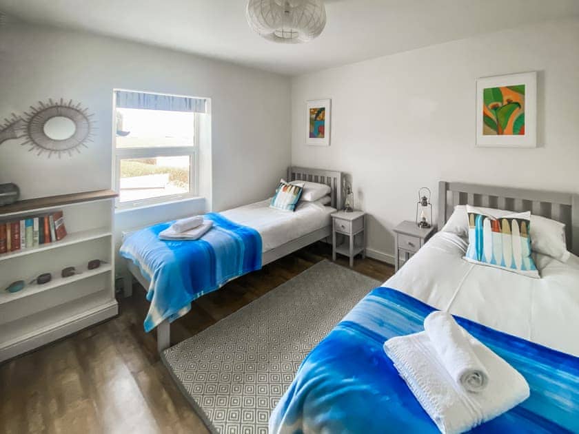 Twin bedroom | Greycott, Crantock