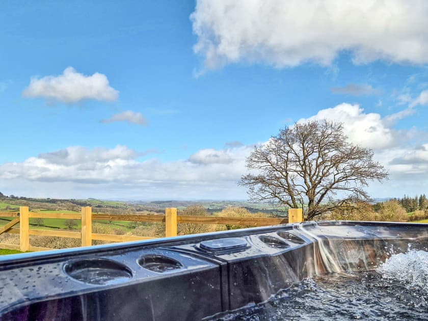 Jacuzzi | The Lara - Pentre Lodges, Pentre