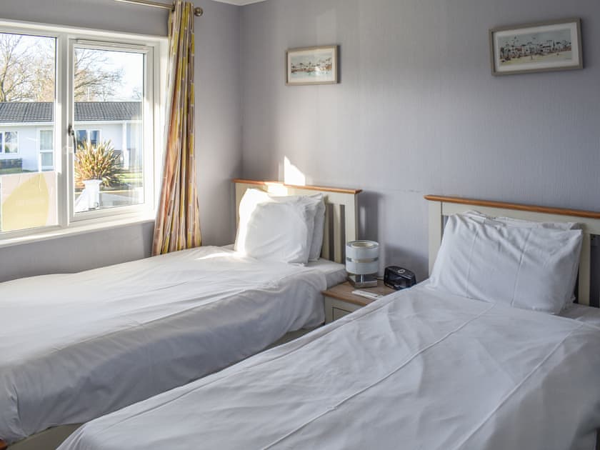 Twin bedroom | Alula Lodge, Lowestoft