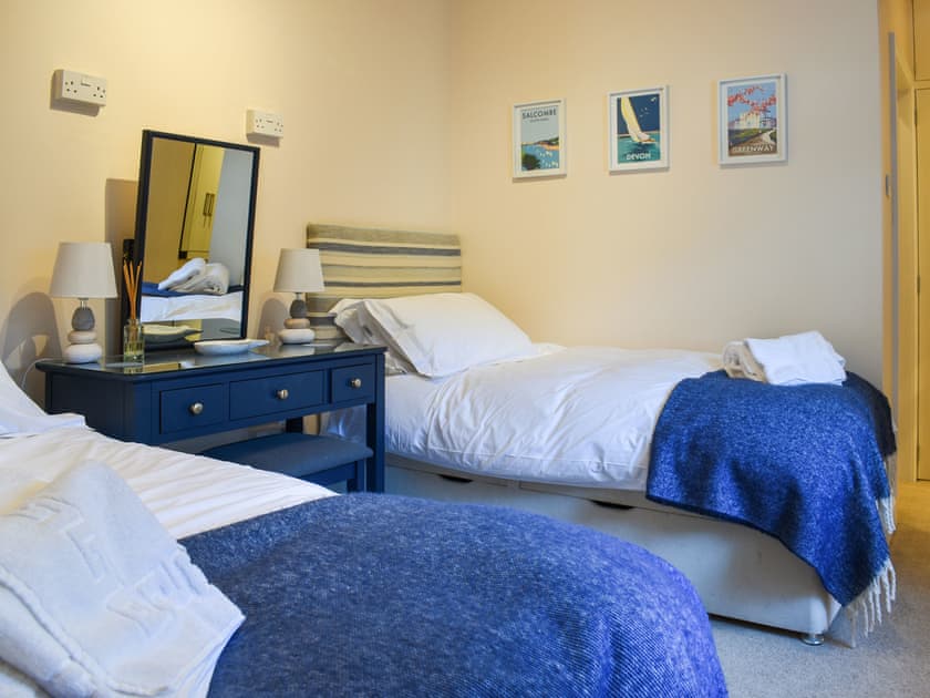 Twin bedroom | The Courtyard, Salcombe