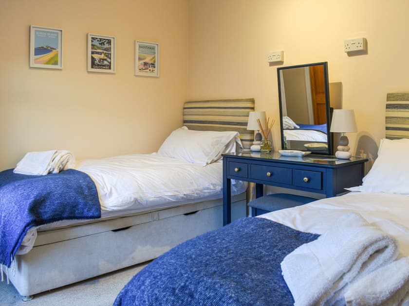 Twin bedroom | The Courtyard, Salcombe
