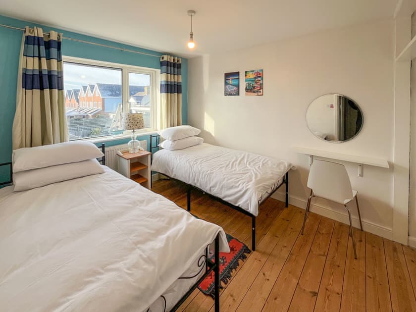 Twin bedroom | Flamingo, Whitstable