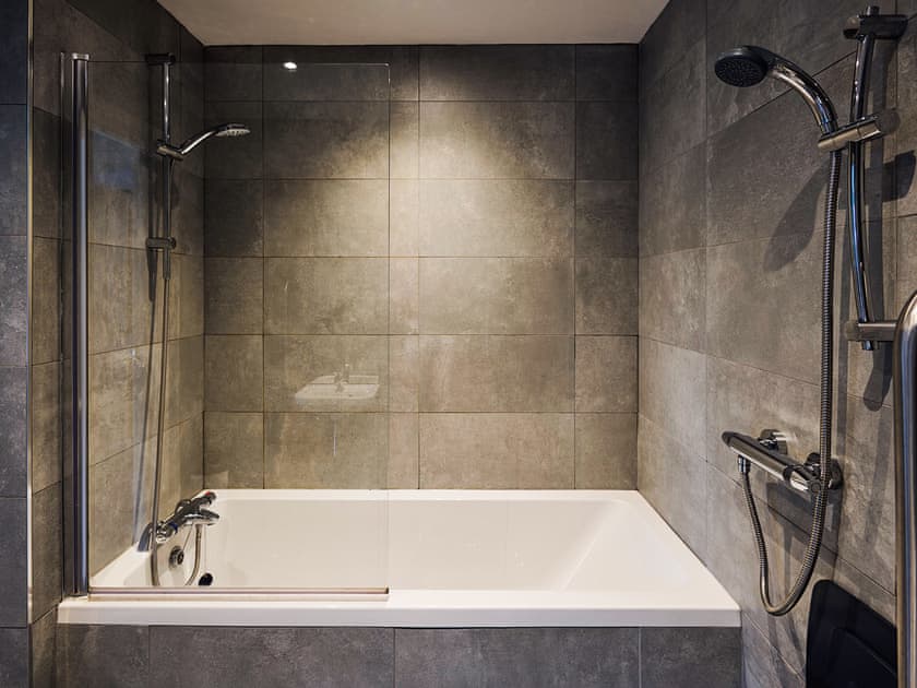 Bathroom | Beuno - Bach Wen Cottages, Clynnog Fawr