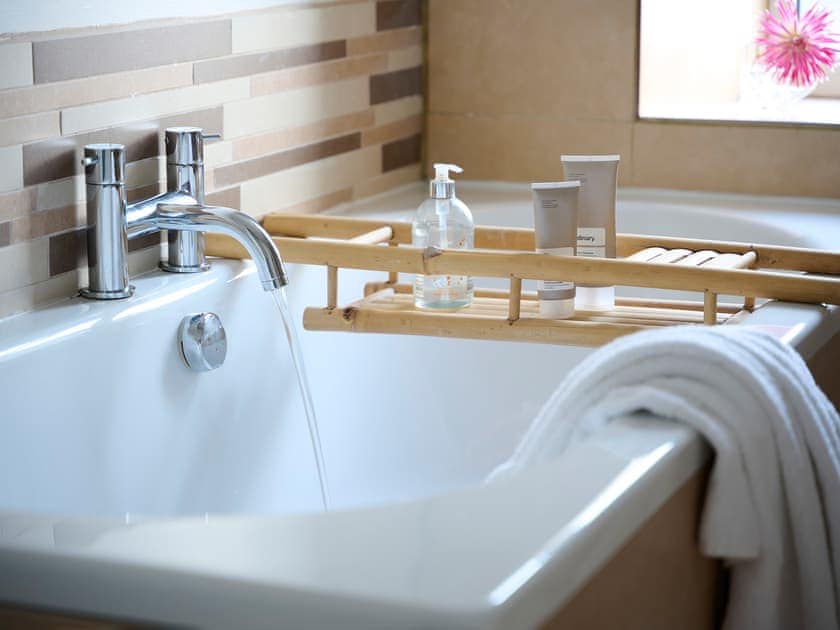 Bathroom | Farmhouse - Bach Wen Cottages, Clynnog Fawr