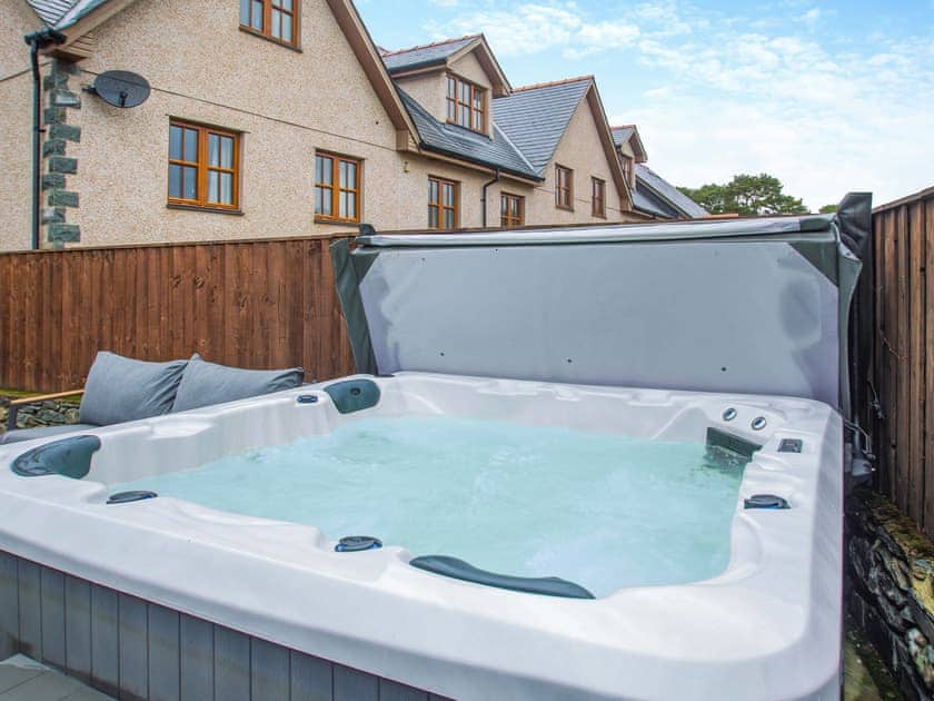 Hot tub | Isfryn, Llanbedr Nr Harlech