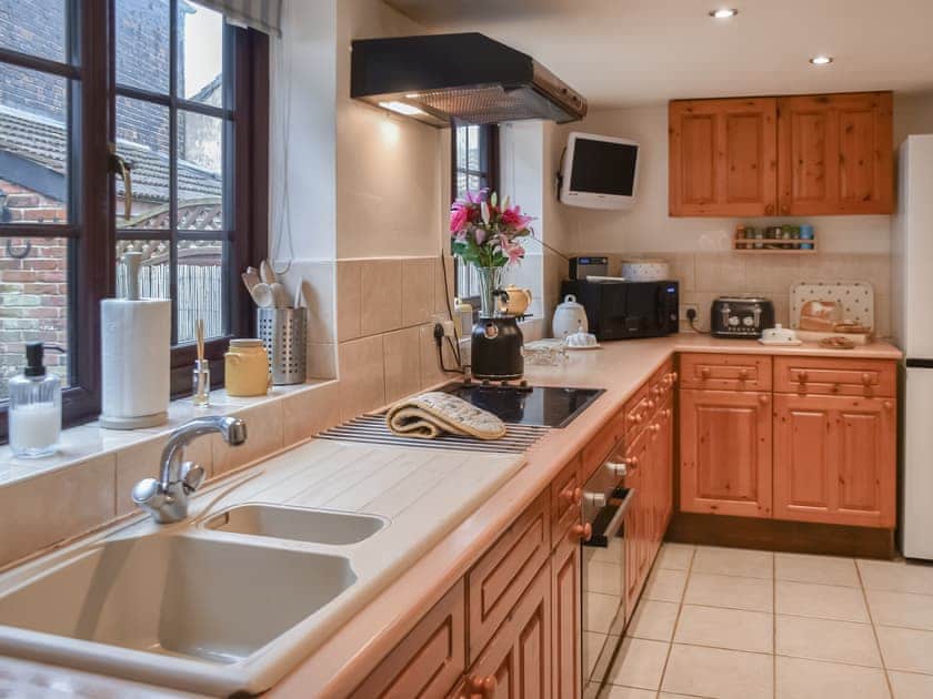 Well equipped kitchen with bright, modern accessories | White Stones Cottage, Caister-on-Sea, near Great Yarmouth