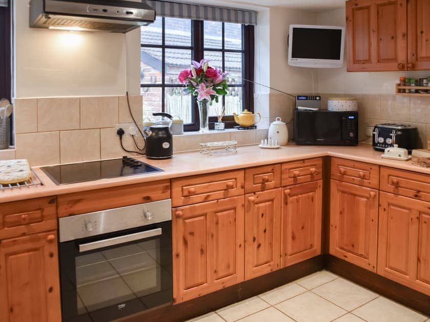 Well equipped kitchen with bright, modern accessories | White Stones Cottage, Caister-on-Sea, near Great Yarmouth