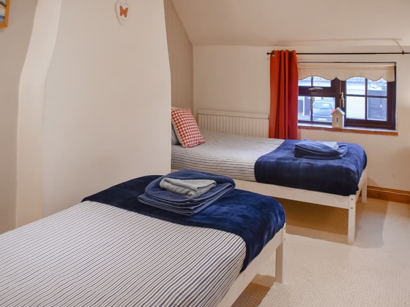 Cosy twin bedroom | White Stones Cottage, Caister-on-Sea, near Great Yarmouth
