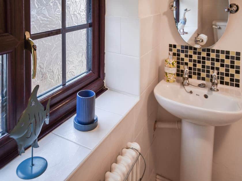 Bathroom | White Stones Cottage, Caister-on-Sea, near Great Yarmouth