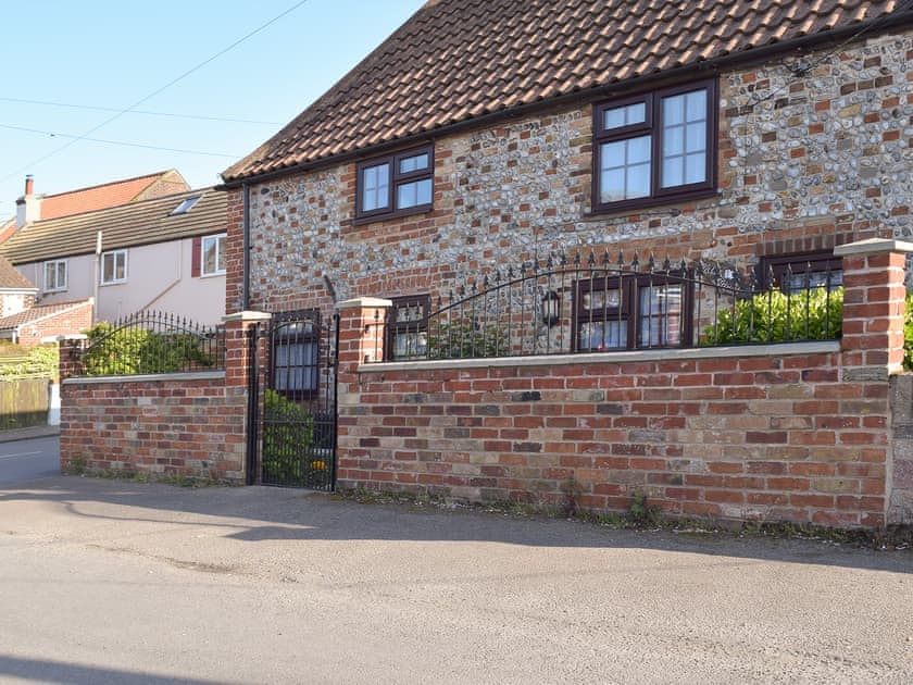 Quaint seaside house close to sandy beaches and rolling dunes | White Stones Cottage, Caister-on-Sea, near Great Yarmouth