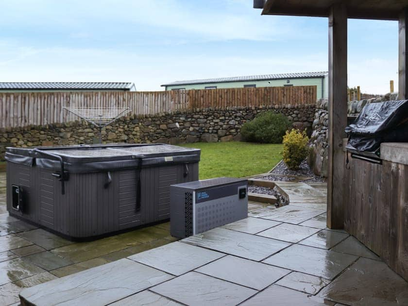 Hot tub | Swyn Y Don, Llandanwg, near Harlech